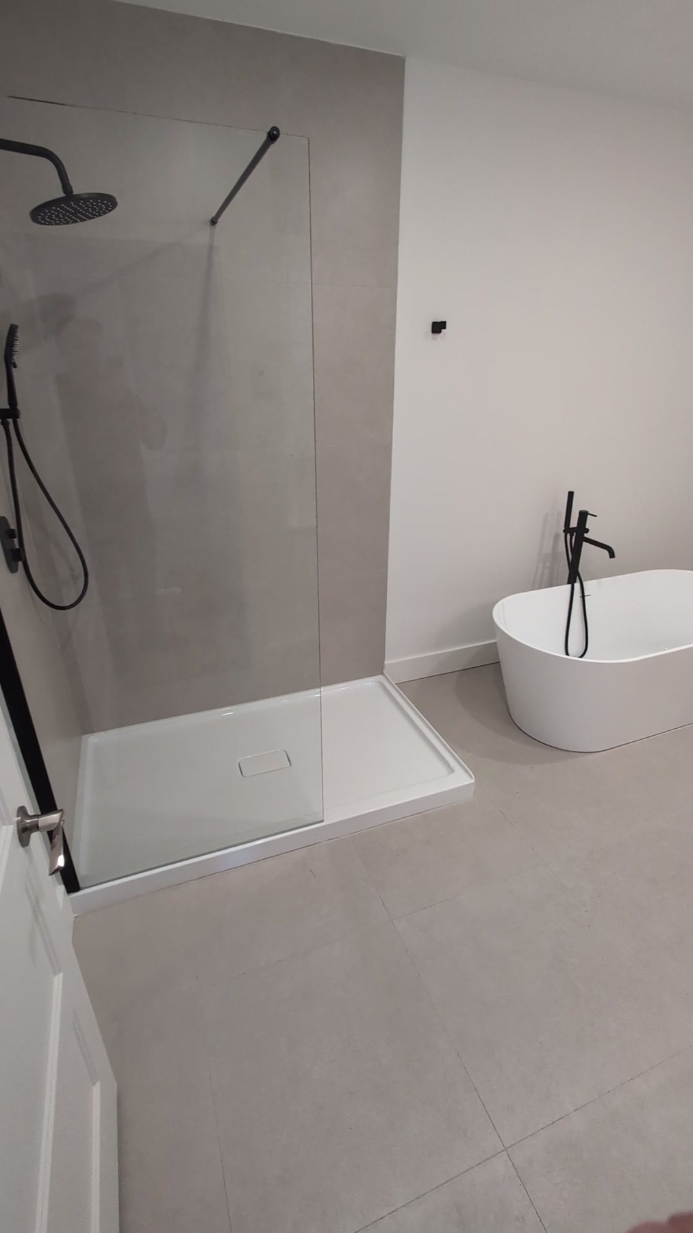 Modern bathtub and tile renovation